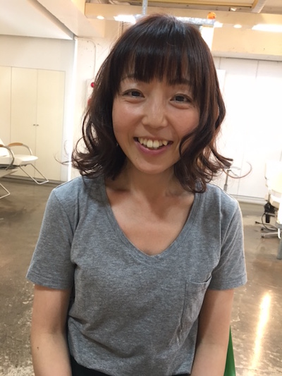 大人ナチュラルウェーブ ふんわりミディアムパーマ 世田谷区 三軒茶屋のヘアサロンアルファシェリ